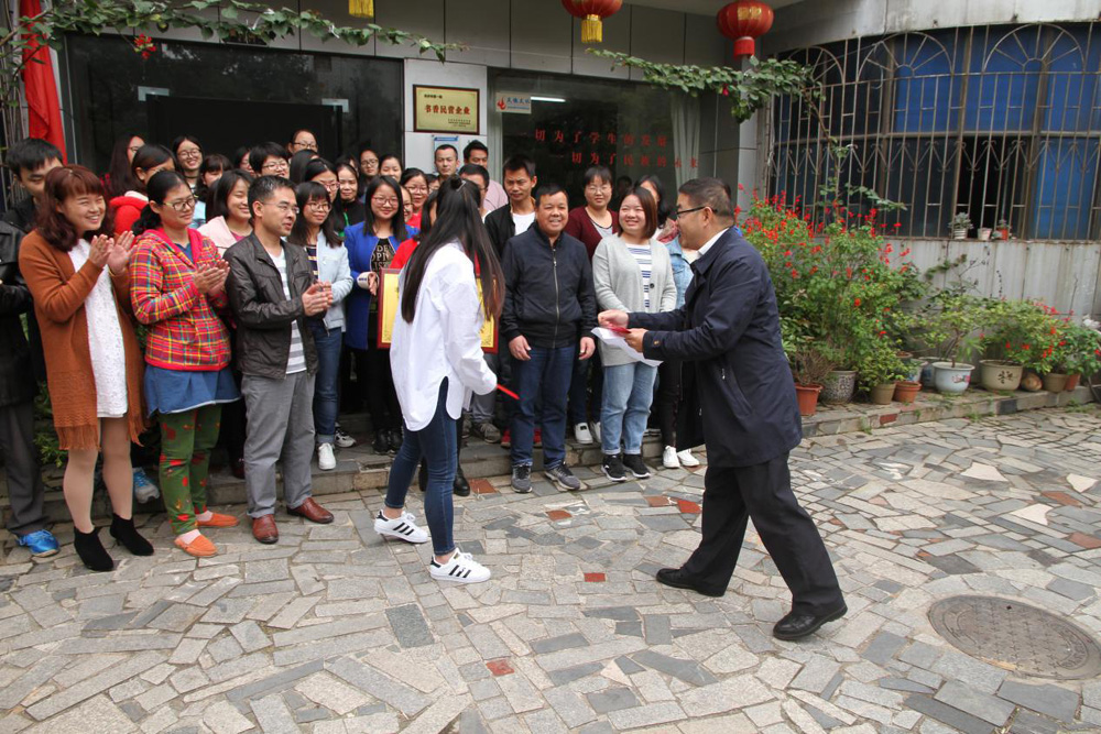 熊祖平主任為語(yǔ)文編輯張輕霓頒獎(jiǎng)